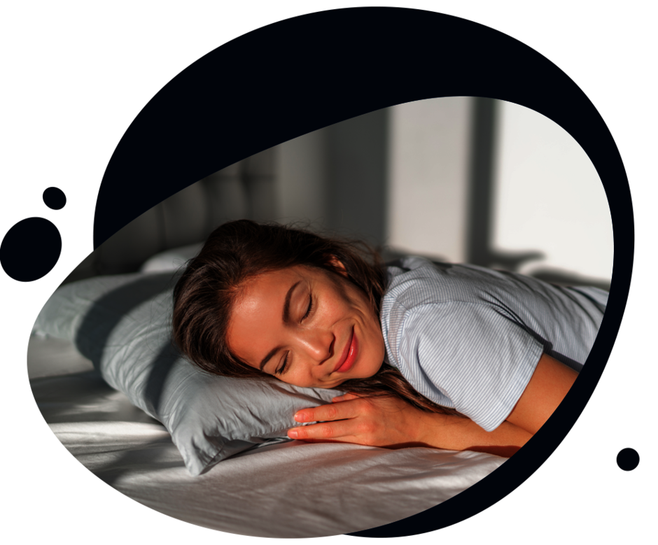 Eine Frau liegt lächelnd im Bett Eine Frau liegt lächelnd im Bett