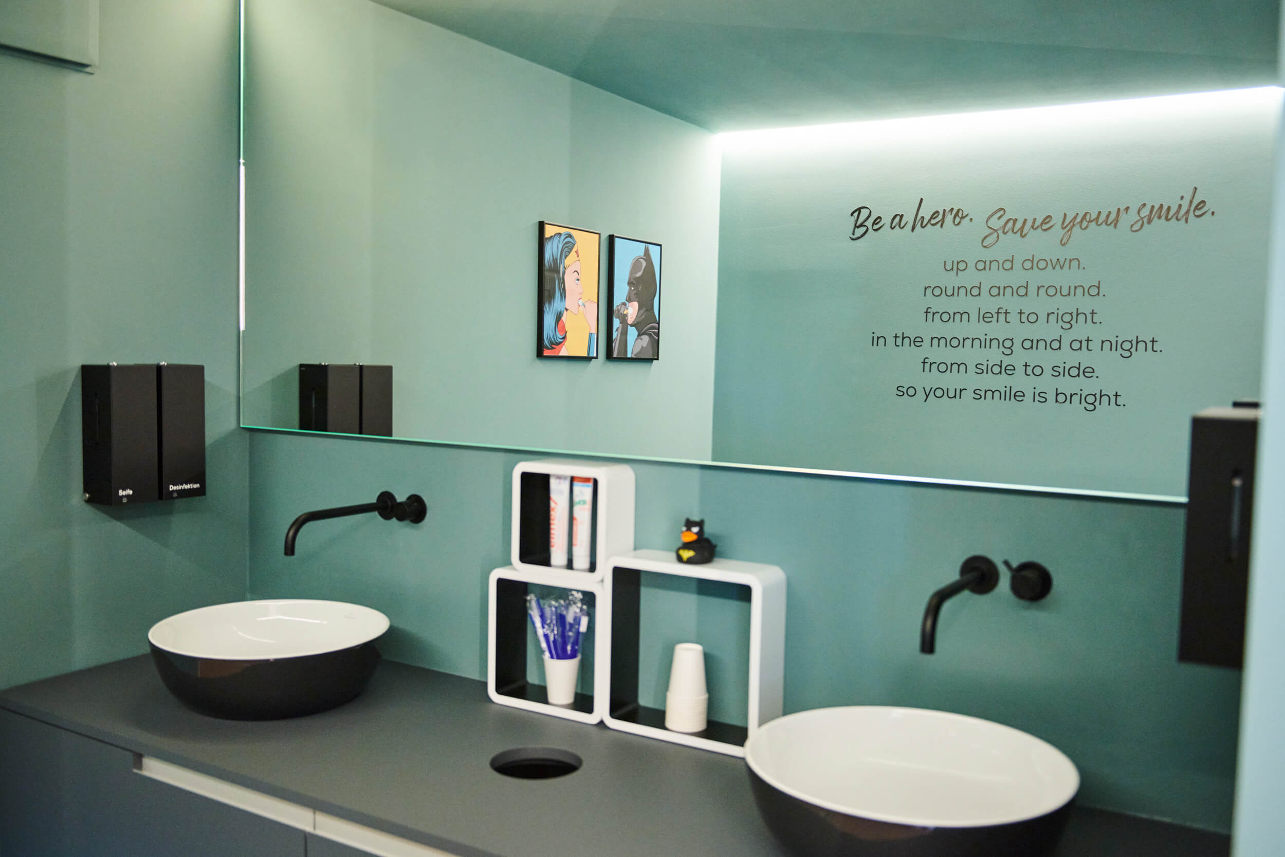 Spiegel und Waschbecken im Badezimmer der kieferorthopädischen Praxis formbar in Forchheim